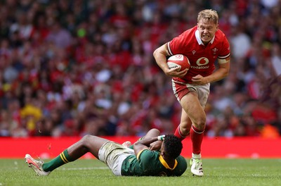 190823 - Wales v South Africa - Vodafone Summer Series - Sam Costelow of Wales is tackled by Canan Moodie of South Africa 