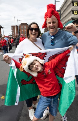 190823 - Wales v South Africa, Summer Nations Series 2023 - Wales fans gather in Westgate Street ahead of the match