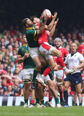 190823 - Wales v South Africa, Summer Nations Series 2023 - Willie le Roux of South Africa and Tom Rogers of Wales compete for the ball