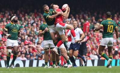 190823 - Wales v South Africa, Summer Nations Series 2023 - Willie le Roux of South Africa and Tom Rogers of Wales compete for the ball