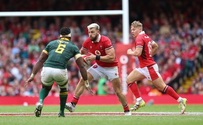 190823 - Wales v South Africa, Summer Nations Series 2023 - Johnny Williams of Wales takes on Siya Kolisi of South Africa