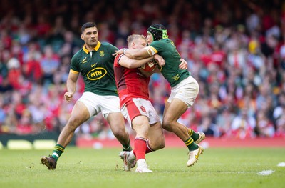 190823 - Wales v South Africa, Summer Nations Series 2023 - Cheslin Kolbe of South Africa is held by Jac Morgan of Wales