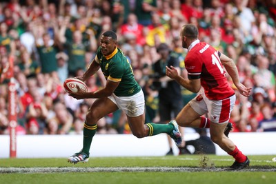 190823 - Wales v South Africa, Summer Nations Series 2023 - Damian Willemse of South Africa beats Cai Evans of Wales to score try