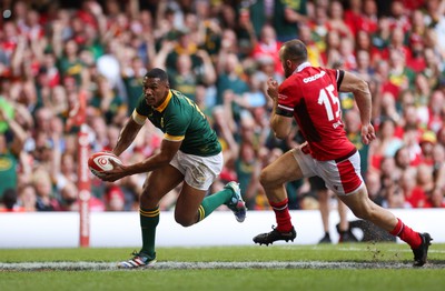 190823 - Wales v South Africa, Summer Nations Series 2023 - Damian Willemse of South Africa beats Cai Evans of Wales to score try