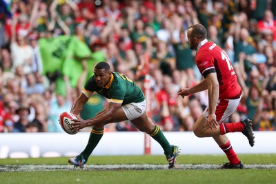 190823 - Wales v South Africa, Summer Nations Series 2023 - Damian Willemse of South Africa beats Cai Evans of Wales to score try