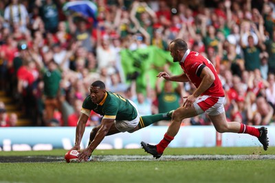 190823 - Wales v South Africa, Summer Nations Series 2023 - Damian Willemse of South Africa beats Cai Evans of Wales to score try