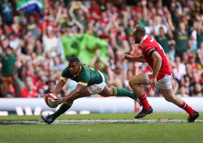 190823 - Wales v South Africa, Summer Nations Series 2023 - Damian Willemse of South Africa beats Cai Evans of Wales to score try