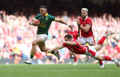 190823 - Wales v South Africa, Summer Nations Series 2023 - Jesse Kriel of South Africa gets away from Tom Rogers of Wales to score try