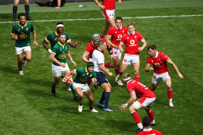 190823 - Wales v South Africa - Summer Series - Cheslin Kolbe of South Africa looks for a gap