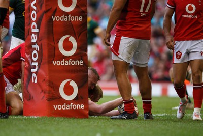 190823 - Wales v South Africa - Summer Series - Pieter-Steph du Toit of South Africa reaches out to score a try