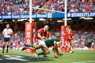 190823 - Wales v South Africa - Summer Series - Pieter-Steph du Toit of South Africa reaches out to score a try