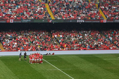 190823 - Wales v South Africa - Summer Series - The Wales team goes into a huddle before the match