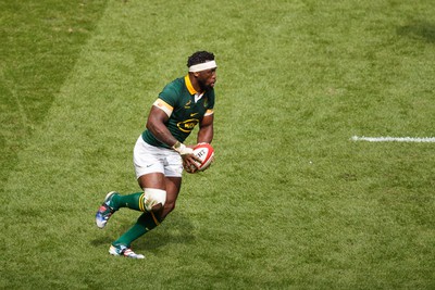 190823 - Wales v South Africa - Summer Series - Siya Kolisi of South Africa on the charge