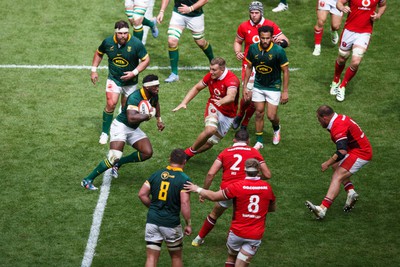 190823 - Wales v South Africa - Summer Series - Siya Kolisi of South Africa on the charge