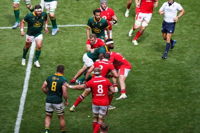 190823 - Wales v South Africa - Summer Series - Siya Kolisi of South Africa is tackled