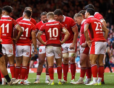 190823 - Wales v South Africa - Summer Series - The Welsh team go into a huddle after a try