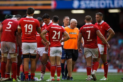 190823 - Wales v South Africa - Summer Series - Welsh forwards with Wales skills coach Neil Jenkins