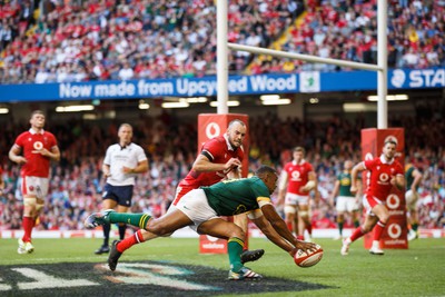 190823 - Wales v South Africa - Summer Series - Damian Willemse of South Africa goes over for a try