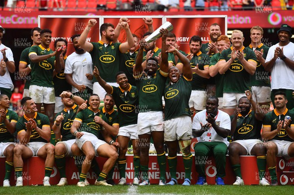 190823 - Wales v South Africa - Vodaphone Summer Series - Siya Kolisi and Bongi Mbonambi of South Africa celebrate with the Prince William Cup