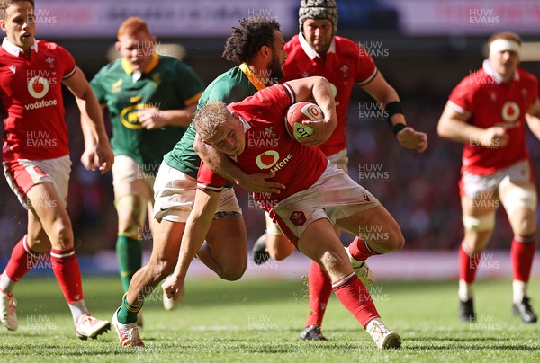 190823 - Wales v South Africa - Vodafone Summer Series - Jac Morgan of Wales is tackled by Jaden Hendrikse of South Africa 