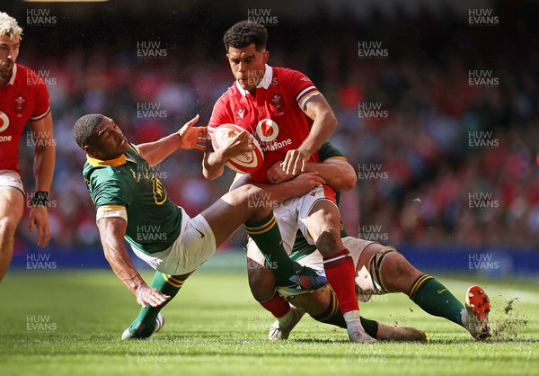 190823 - Wales v South Africa - Vodafone Summer Series - Rio Dyer of Wales clashes heads with Damian Willemse of South Africa