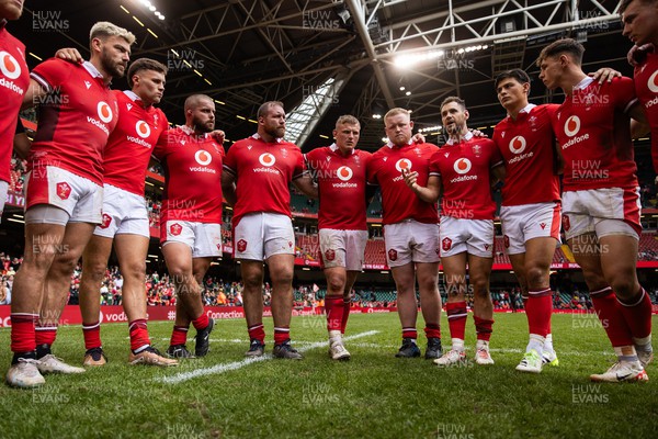 190823 - Wales v South Africa - Vodafone Summer Series - Jac Morgan of Wales leads the team talk