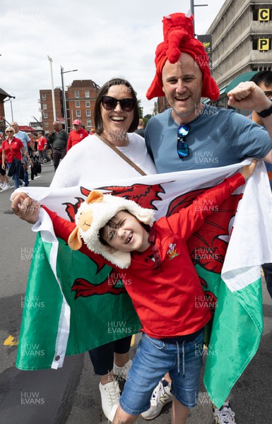 190823 - Wales v South Africa, Summer Nations Series 2023 - Wales fans gather in Westgate Street ahead of the match