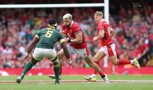 190823 - Wales v South Africa, Summer Nations Series 2023 - Johnny Williams of Wales takes on Siya Kolisi of South Africa