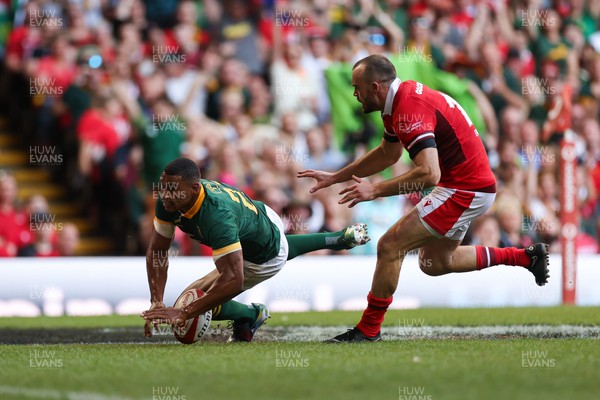 190823 - Wales v South Africa, Summer Nations Series 2023 - Damian Willemse of South Africa beats Cai Evans of Wales to score try