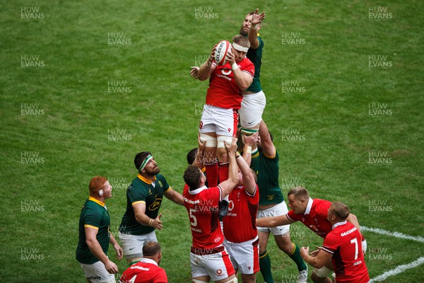 190823 - Wales v South Africa - Summer Series - Aaron Wainwright of Wales wins a lineout