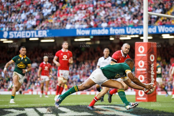 190823 - Wales v South Africa - Summer Series - Pieter-Steph du Toit of South Africa reaches out to score a try