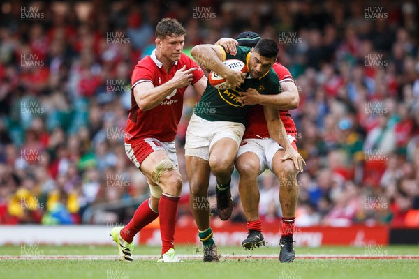 190823 - Wales v South Africa - Summer Series - Jesse Kriel of South Africa is tackled by Will Rowlands and Nicky Smith of Wales