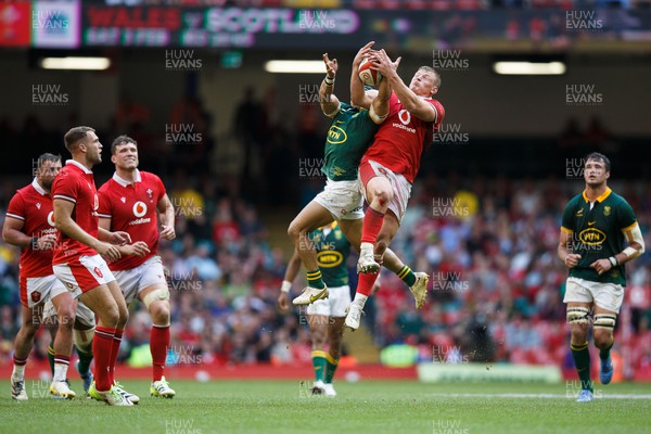 190823 - Wales v South Africa - Summer Series - Jac Morgan of Wales goes up for a high ball with Cheslin Kolbe of South Africa