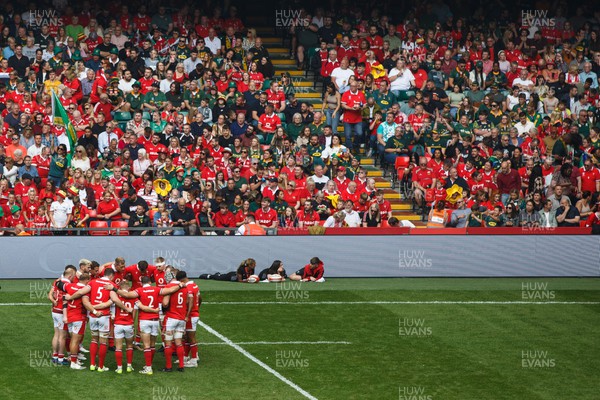 190823 - Wales v South Africa - Summer Series - The Wales team goes into a huddle before the match