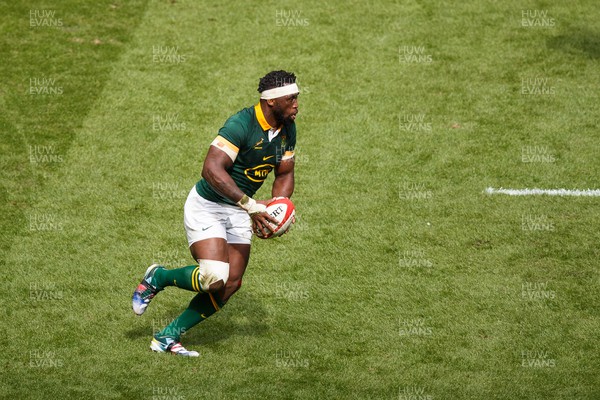 190823 - Wales v South Africa - Summer Series - Siya Kolisi of South Africa on the charge