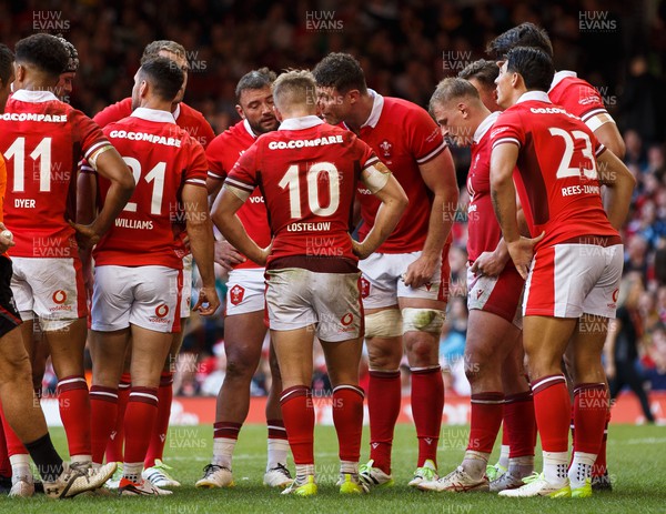 190823 - Wales v South Africa - Summer Series - The Welsh team go into a huddle after a try