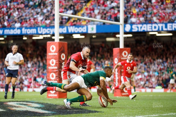 190823 - Wales v South Africa - Summer Series - Damian Willemse of South Africa goes over for a try