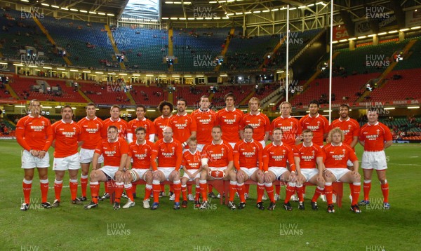 24.11.07 - Wales v South Africa - The Prince William Cup - Wales Team Picture with mascot James Scarborough 