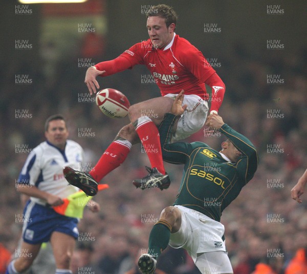 24.11.07 - Wales v South Africa, Prince William Cup. - Wales' Morgan Stoddart contests the high ball with South Africa's Bryan Habana Huw Evans Agency, Cardiff