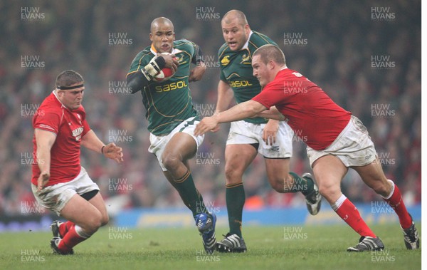 24.11.07 - Wales v South Africa, Prince William Cup. - South Africa's JP Pietersen is tackled by Wales' Gethin Jenkins Huw Evans Agency, Cardiff