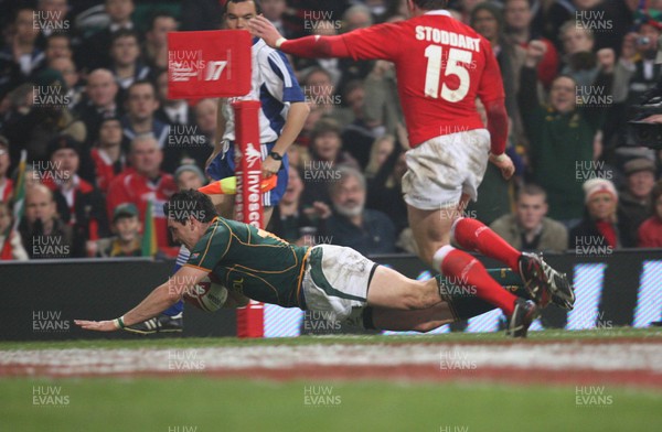 24.11.07 - Wales v South Africa, Prince William Cup. - South Africa's Jacque Fourie beats Wales' Morgan Stoddart to dive in and score try Huw Evans Agency, Cardiff