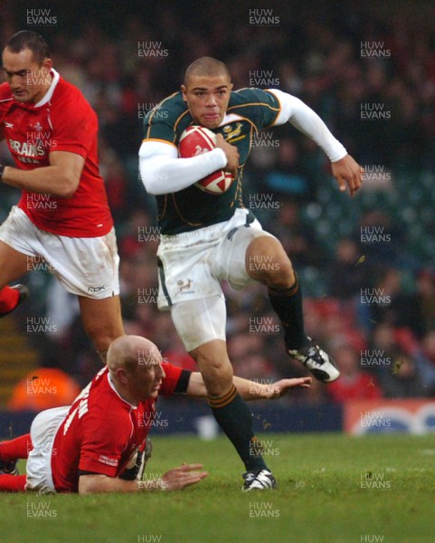 24.11.07 - Wales v South Africa South Africa's Bryan Habana skips through a tackle from Wales' Tom Shanklin 