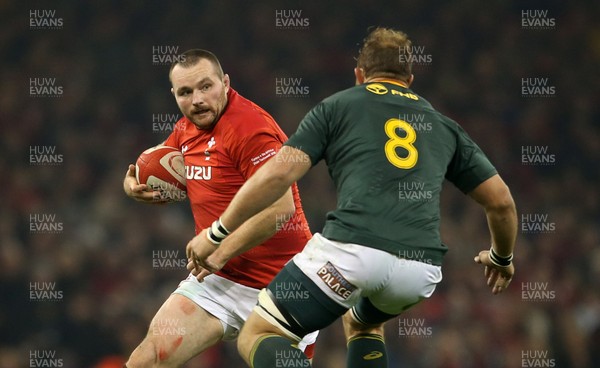 241118 - Wales v South Africa - Under Armour Series - Ken Owens of Wales takes on Duane Vermeulen of South Africa