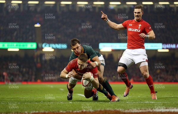 241118 - Wales v South Africa - Under Armour Series - Liam Williams of Wales scores a try