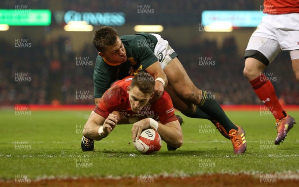 241118 - Wales v South Africa - Under Armour Series - Liam Williams of Wales scores a try