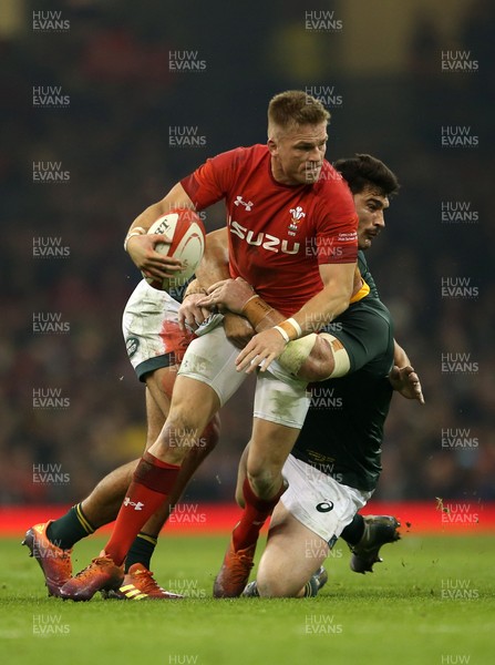 241118 - Wales v South Africa - Under Armour Series - Gareth Anscombe of Wales is tackled by Damian de Allende and Steven Kitshoff of South Africa