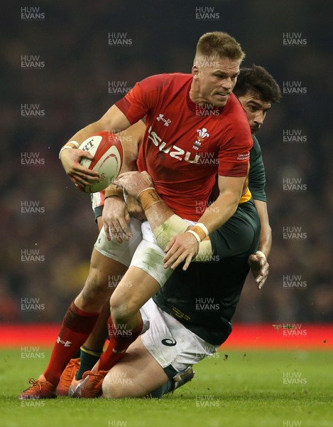 241118 - Wales v South Africa - Under Armour Series - Gareth Anscombe of Wales is tackled by Damian de Allende and Steven Kitshoff of South Africa