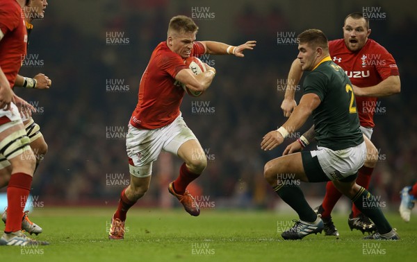 241118 - Wales v South Africa - Under Armour Series - Gareth Anscombe of Wales finds a gap past Malcolm Marx of South Africa