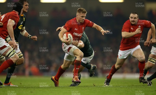 241118 - Wales v South Africa - Under Armour Series - Gareth Anscombe of Wales finds a gap past Malcolm Marx of South Africa