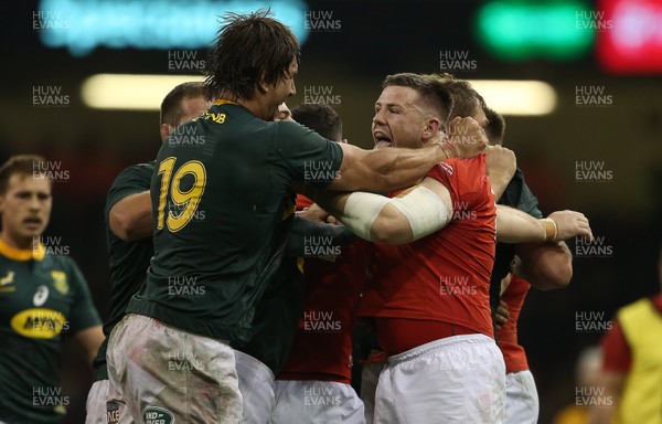 241118 - Wales v South Africa - Under Armour Series - Eben Etzebeth of South Africa and Rob Evans of Wales have a misunderstanding